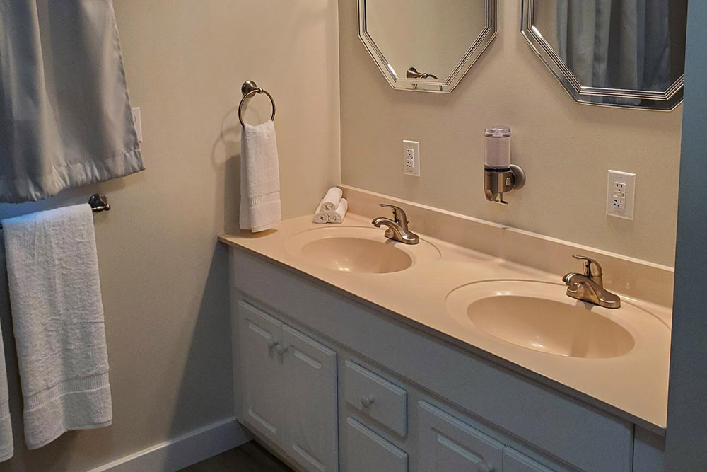 Lakefront Chalet bathroom