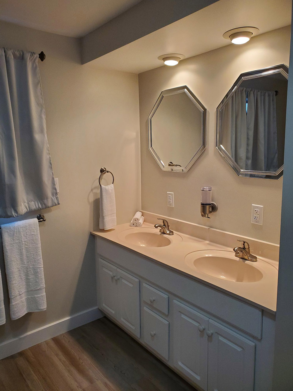 Lakefront Chalet bathroom