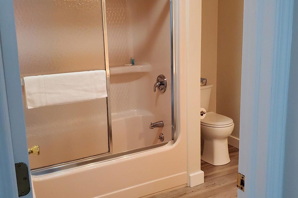 Lakefront Chalet bathroom