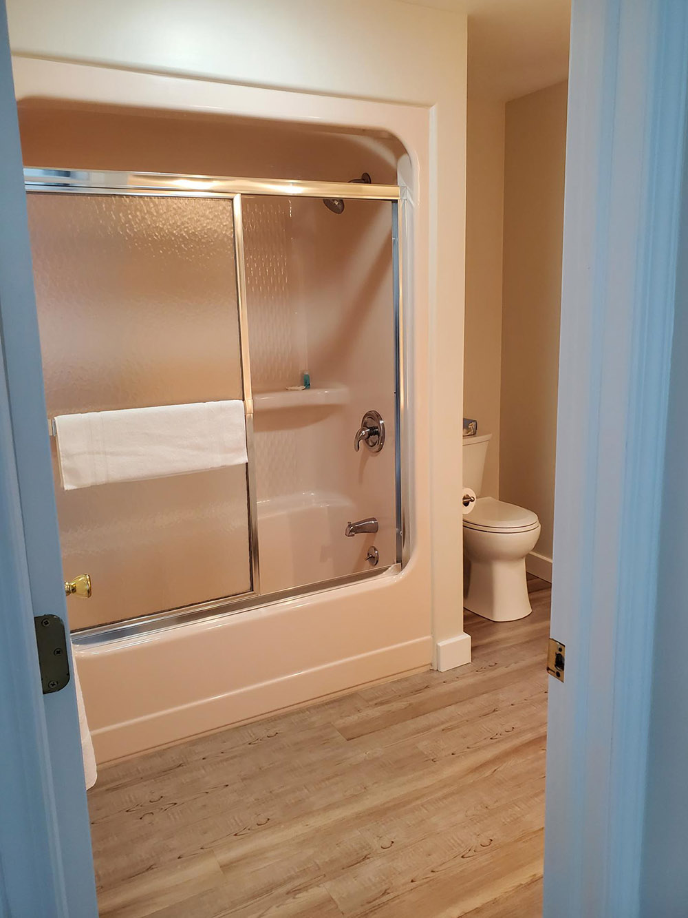 Lakefront Chalet bathroom