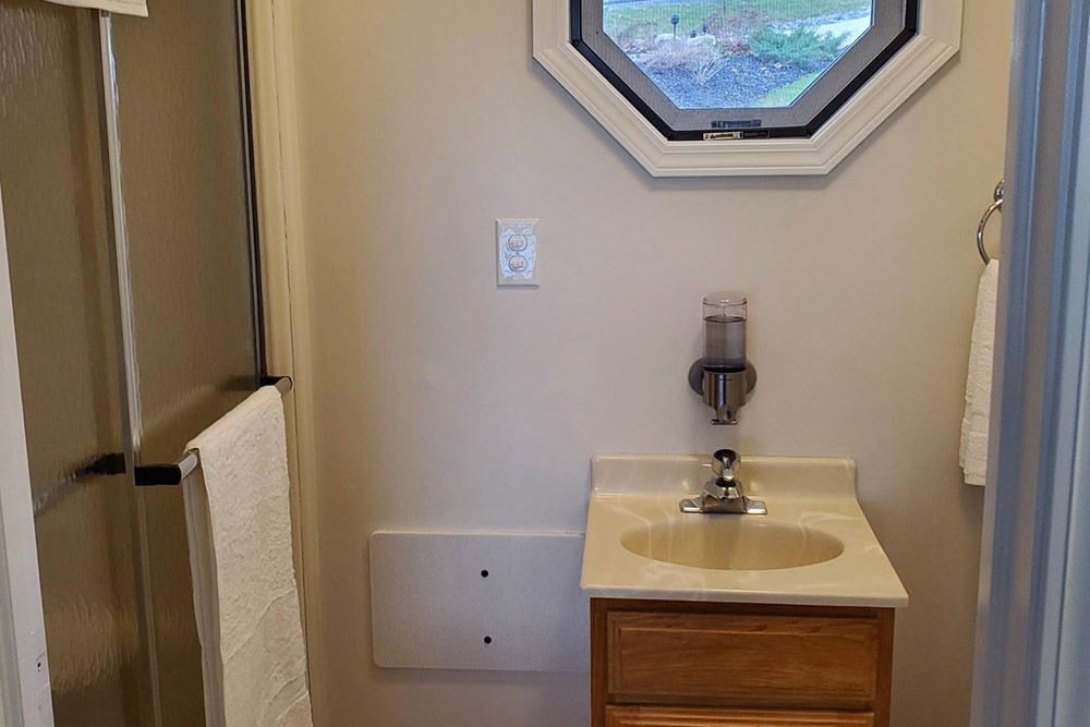 Lakefront Chalet bathroom