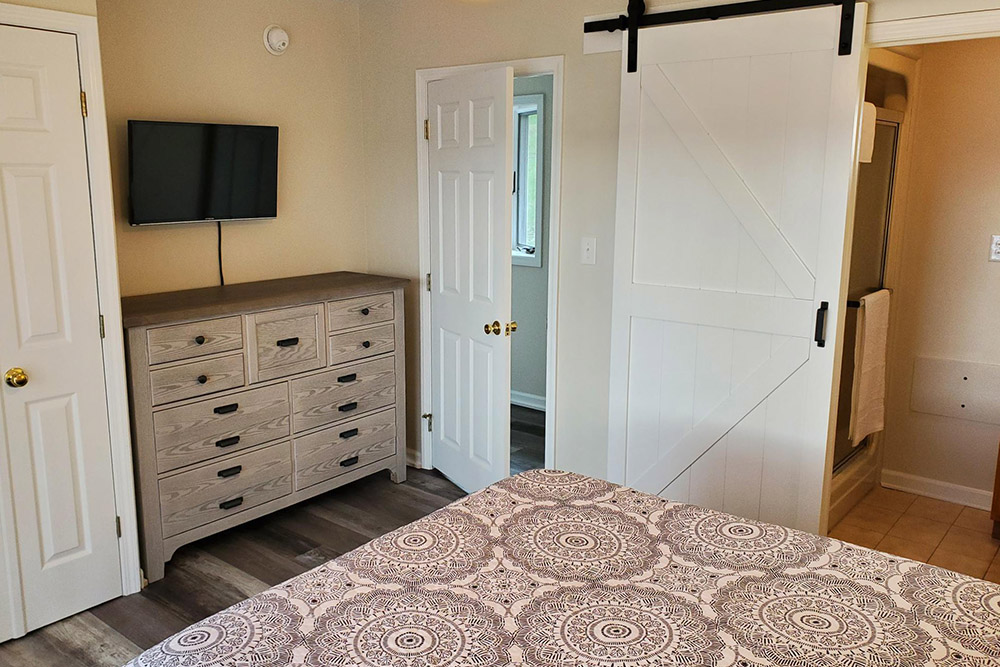 Lakefront Chalet bedroom