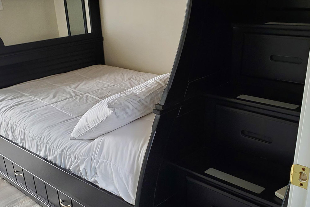 Lakefront Chalet bedroom