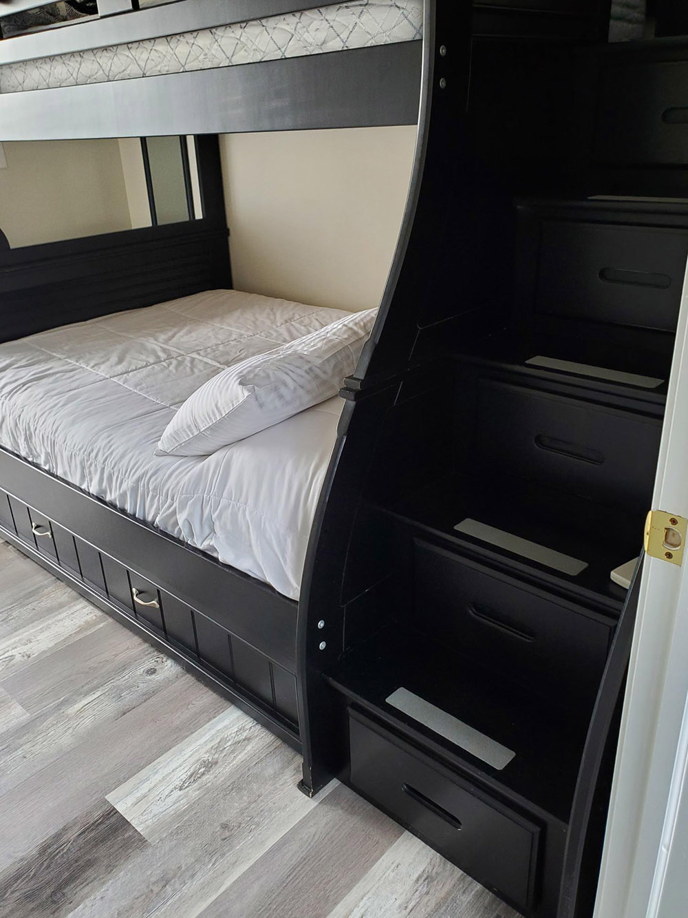 Lakefront Chalet bedroom