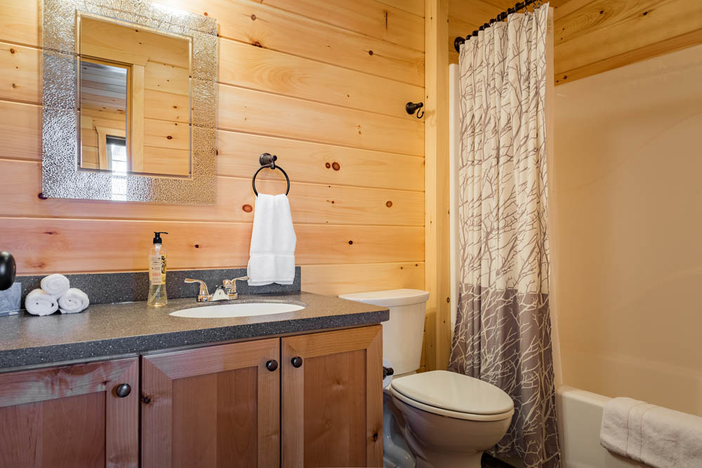 Lakeside Cottage bathroom